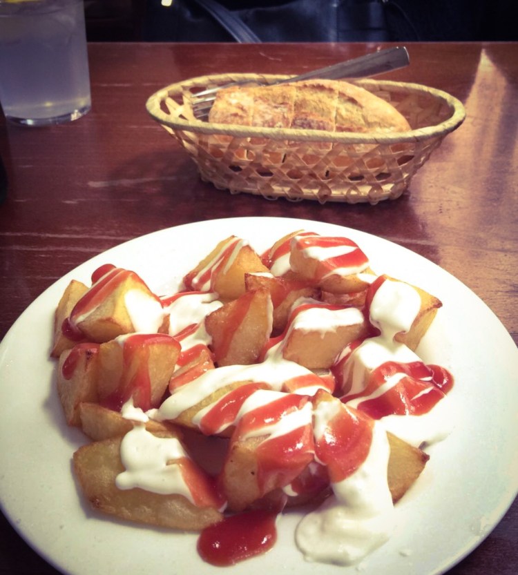 Patatas bravas, tapas, spanish food cibo spagnolo, Saragozza, Aragona, Spagna.