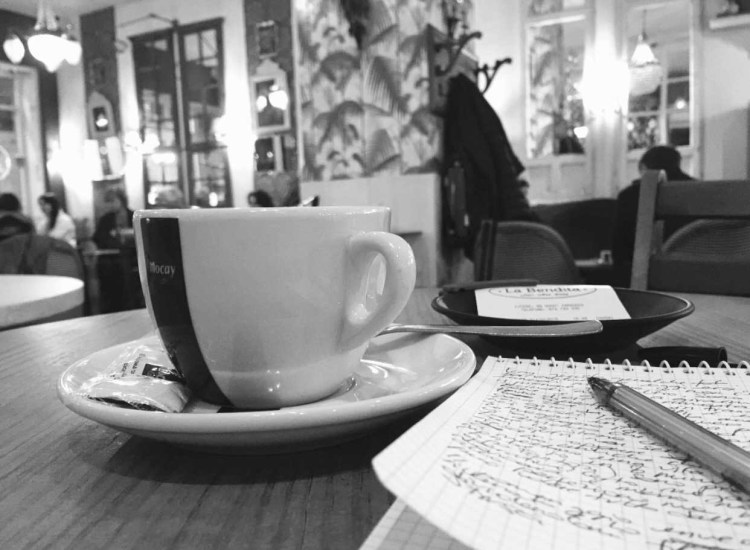 Caffè e scrittura a La Bendita, Calle Coso, Zaragoza, Saragozza, Aragona, Spagna.
