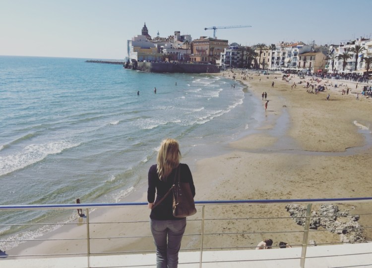 Io spiaggia di Sitges mentre guardo il lungomare.