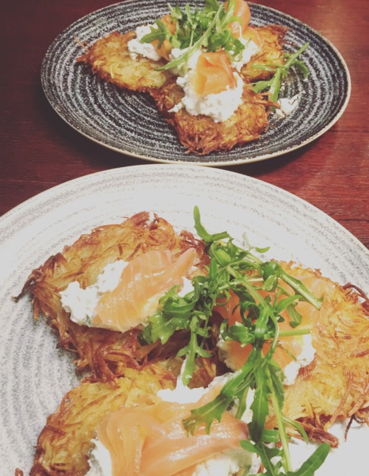 Pancake di patate con salmone.