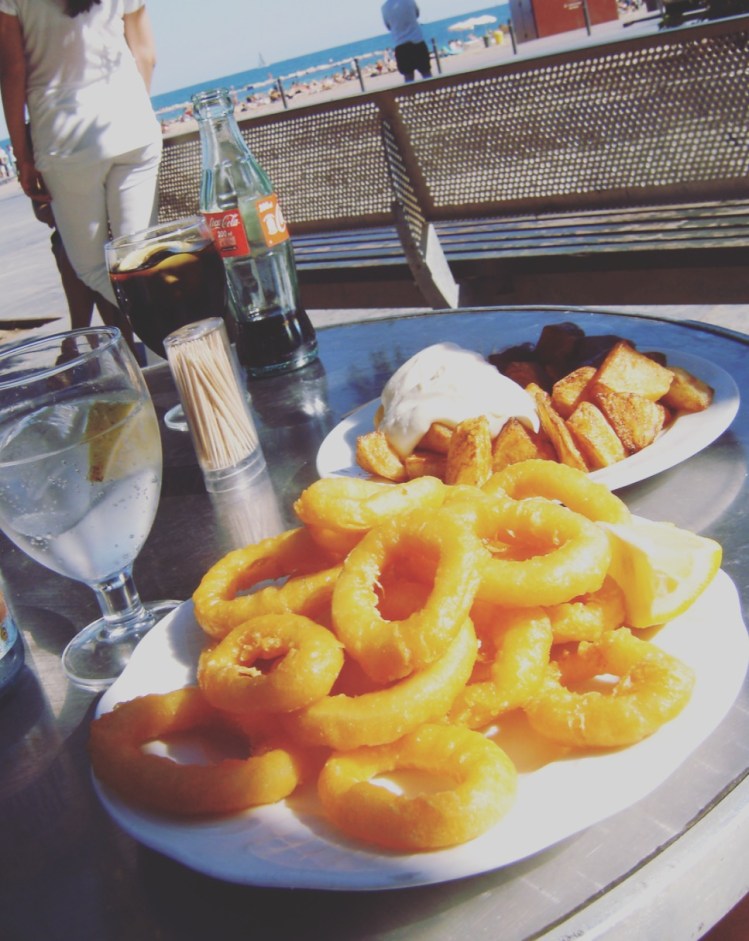 Tapas sulla Barceloneta, Barcellona, Barcelona, Spagna, Spain, calamares, patatas bravas