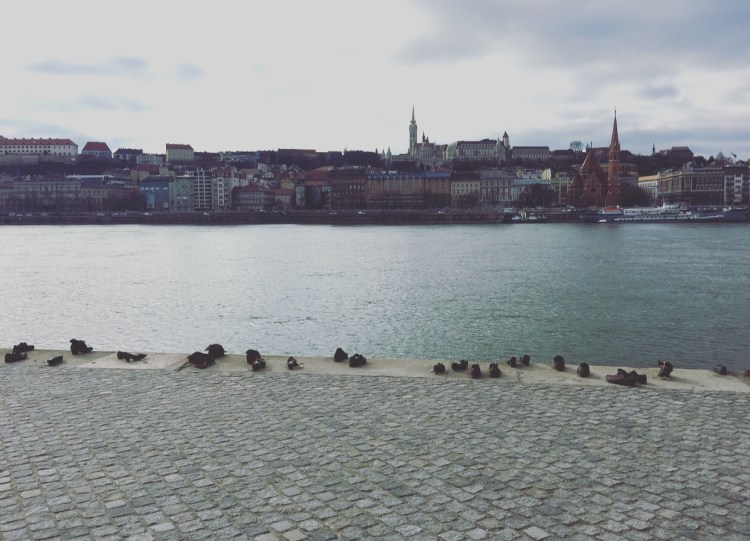 Scarpe sulla riva del Danubio, Budapest, Ungheria.