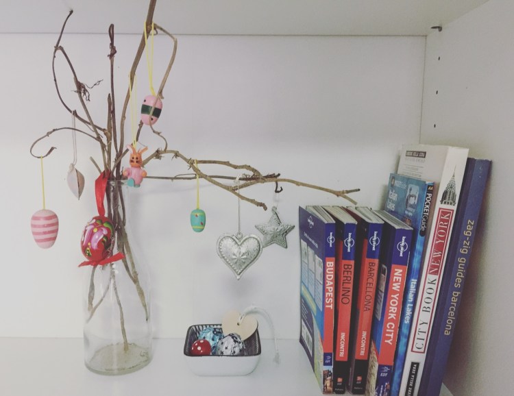 Albero di Pasqua e guide di viaggi.