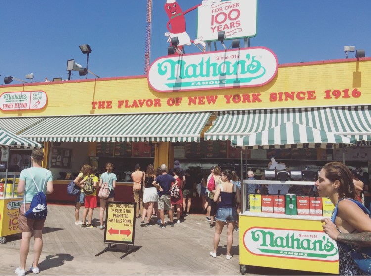 Nathan's, Coney Island, New York, Stati Uniti.