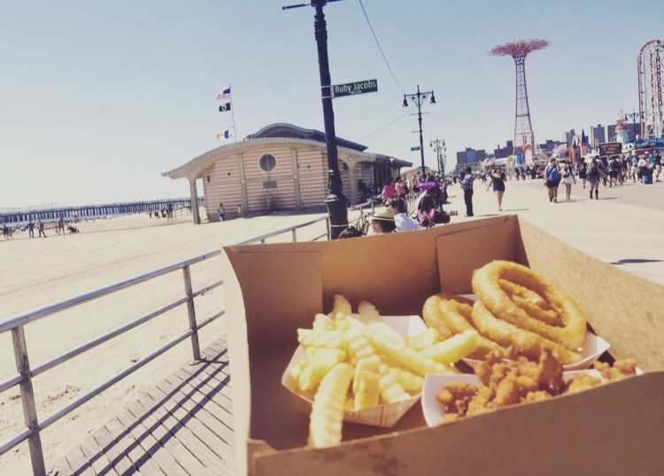 Nathan's, Coney Island, New York, Stati Uniti.