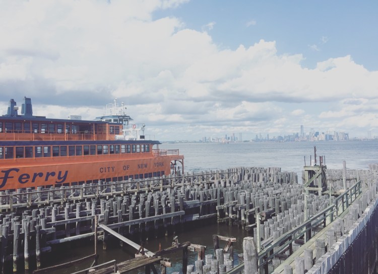 Attracco traghetti per Staten Island, Manhattan, New York, Stati Uniti.