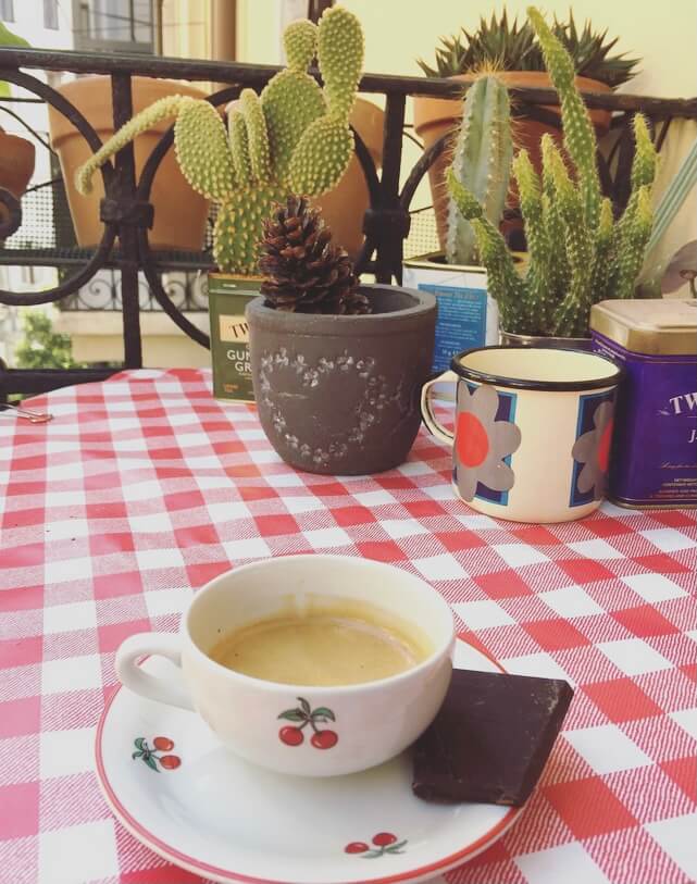 Caffè sul balcone.