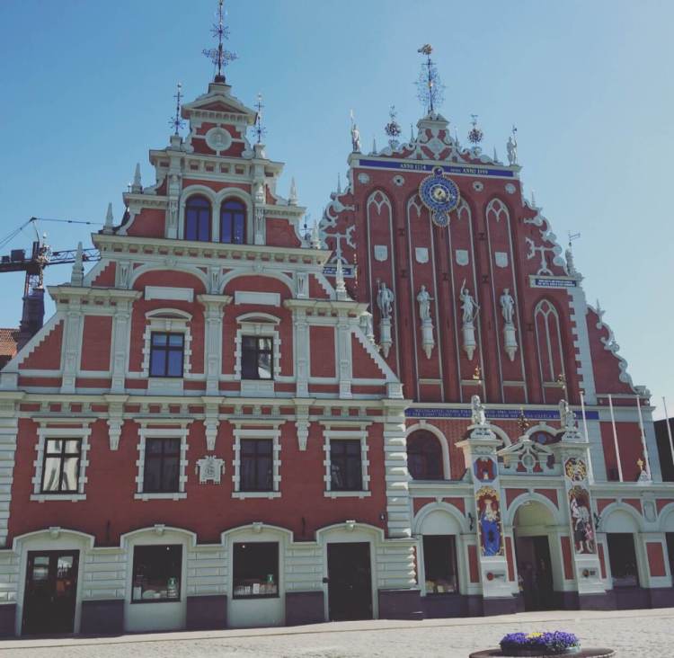 Riga, piazza del Municipio, Casa delle teste nere.