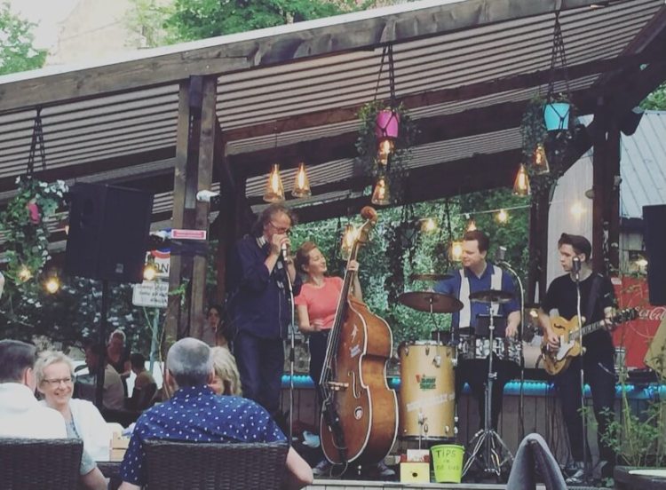 Lettonia, Riga, nightlife, concerto rockabilly.