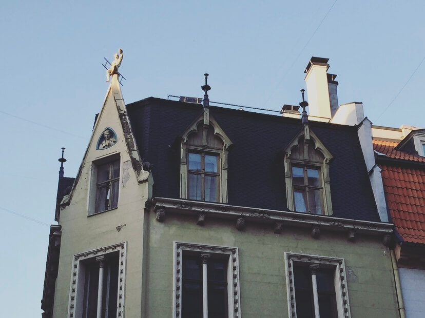 Lettonia, Riga, tetto uomo con la scala.