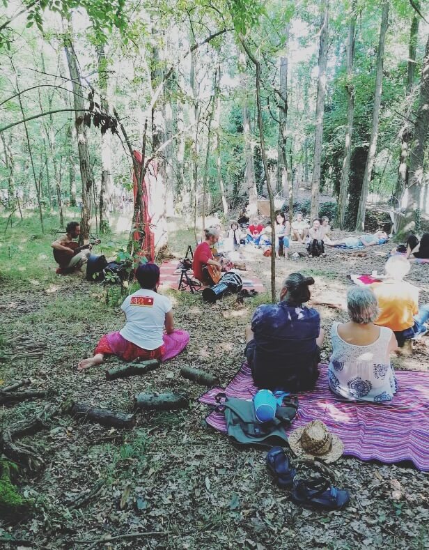 Milano, yoga al parco.