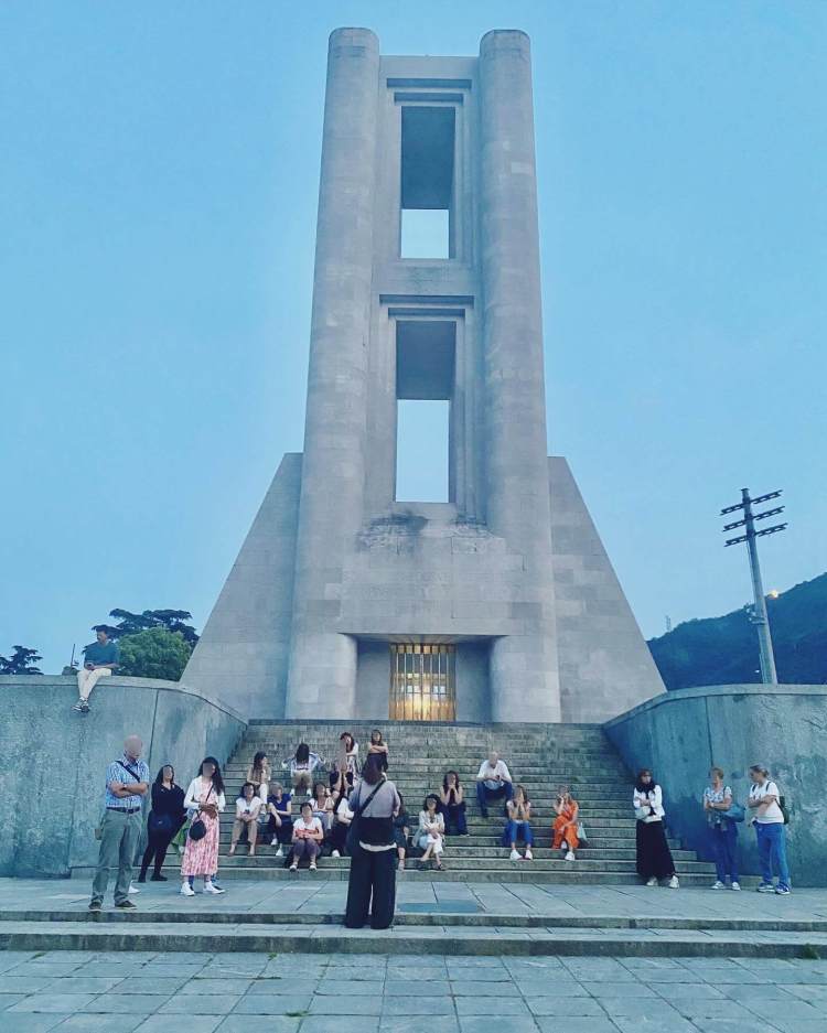 Como, Monumento ai caduti, Como sotto le stelle.