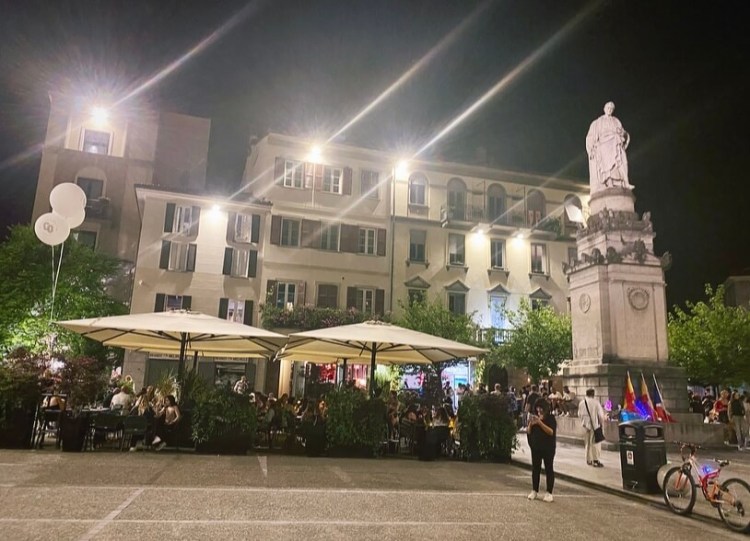 Como, Piazza Volta.