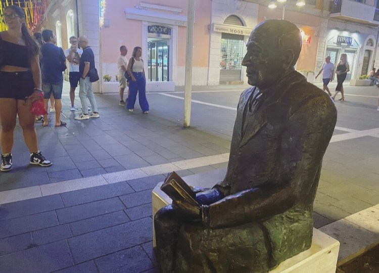 Molise. Termoli, Corso nazionale, statua di Gennaro Perrotta.