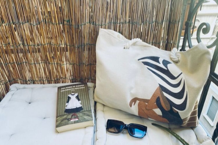 Borsa spiaggia e libro